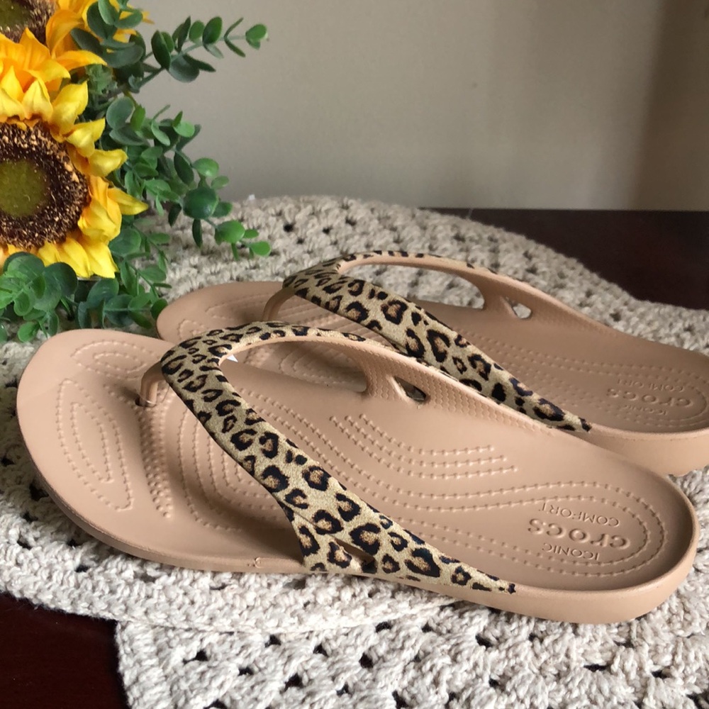 CROCS Kadee II Women’s Leopard Print Tan Flip Sandals SIZE 8 - Picture 11 of 12